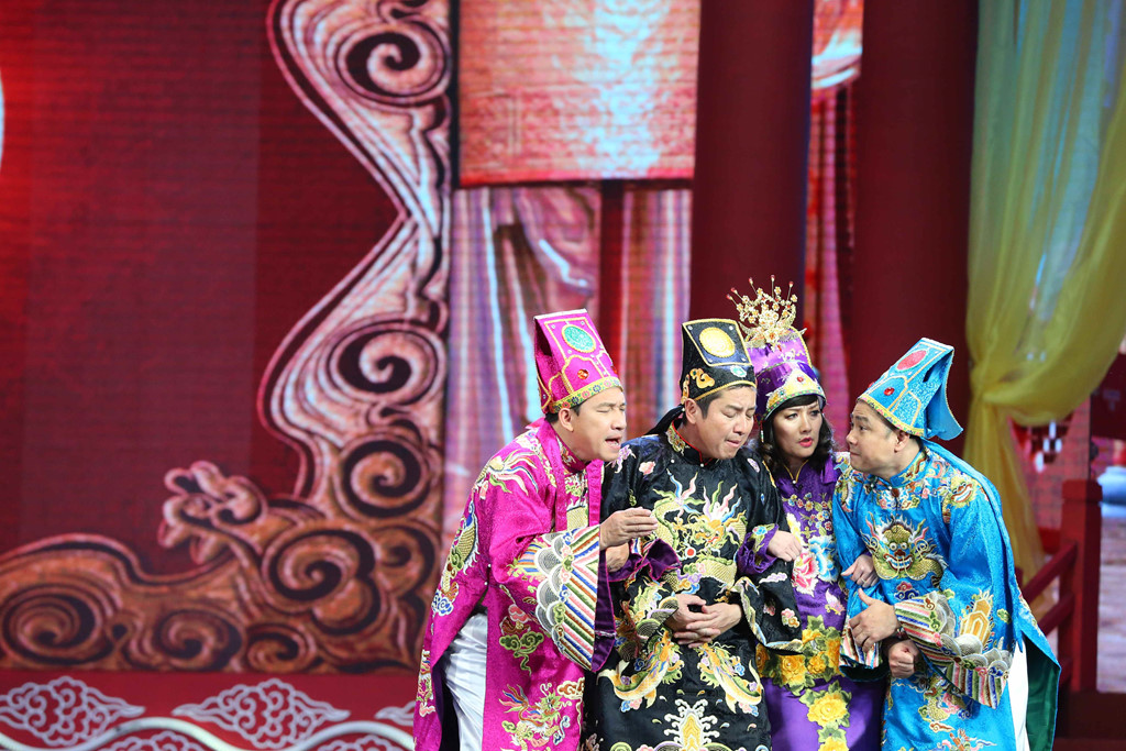 Táo Y tế đeo cánh thiên thần, Tự Long không ngừng livestream